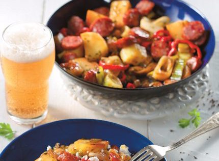 Πρασοτηγανιά με πατάτες λουκάνικα και μυζήθρα