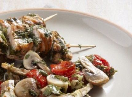 Σουβλάκια σολομού με ψητά ντοματίνια και μανιτάρια