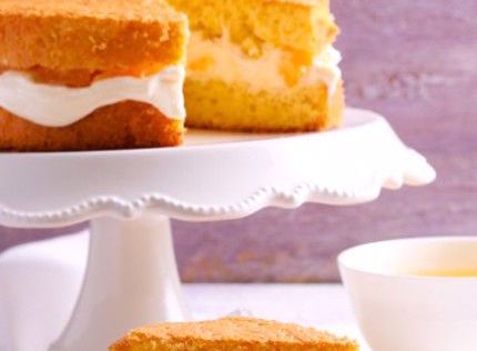 Τούρτα από κέικ των αγγέλων με γέμιση σαντιγί και ροδάκινα