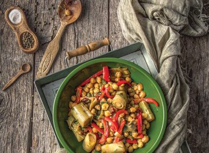 Ζεστή πρασοσαλάτα με ρεβίθια και κόκκινες πιπεριές