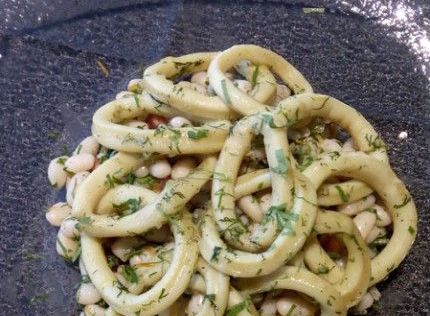 Καλαμάρια με σαλάτα από φασόλια