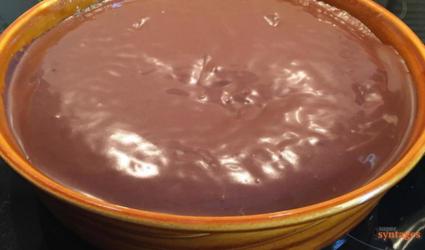 Πανεύκολη σοκολατόπιτα με επικάλυψη μερέντας απλά υπέροχη