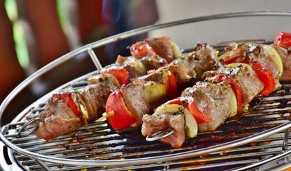 Σουβλάκια με ρύζι σπιτικά και νόστιμα