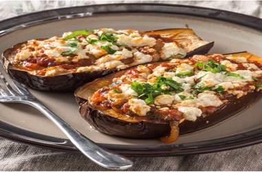 Μελιτζάνες με Σκόρδο Φέτα και Ντομάτα