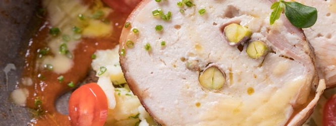 Γαλοπούλα ρολό με προσούτο σπαστές πατάτες και κρύα σάλτσα με τοματίνια