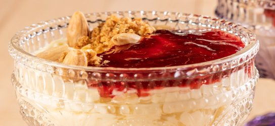 Μους από λευκή σοκολάτα με μαρμελάδα βύσσινο