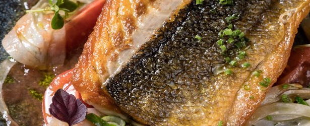 Λαβράκι με σαλάτα φινόκιο ελιές και ντομάτα 