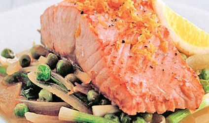 Σολομός με μπιζέλια και κρεμμυδάκια