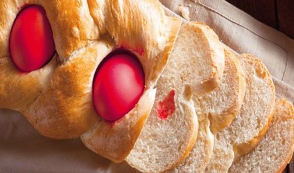 Σπιτικό παραδοσιακό τσουρέκι με κόκκινα αβγά