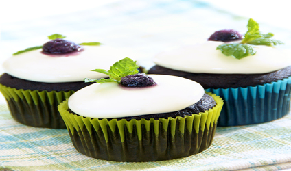 Μικρά κέικ μαύρης σοκολάτας με γλάσο άσπρης σοκολάτας