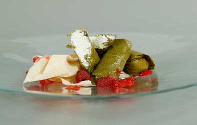 Ντολμαδάκια αναρής με χαρουπόμελο και σος φραγκοστάφυλο