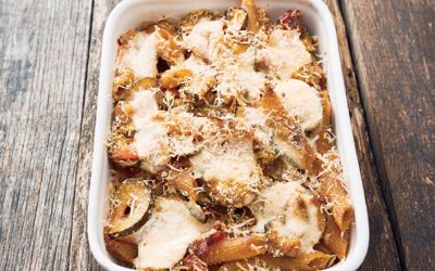 Πένες ολικής με κολοκυθάκια στο φούρνο