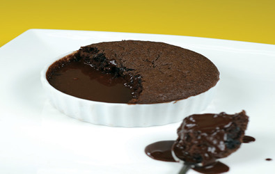 Πουτίγκα σοκολάτας µε τη σος της