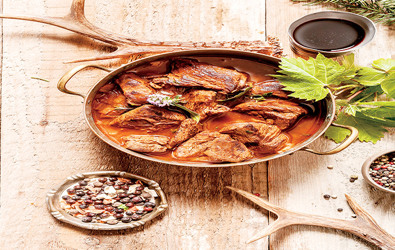 Ζαρκάδι με κόκκινο κρασί και αρωματικά